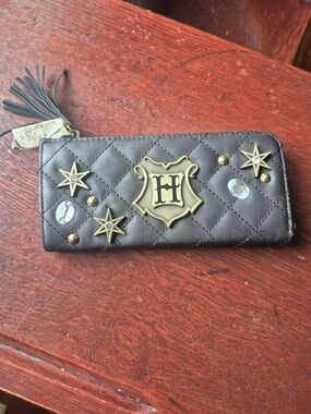 NWOT HARRY POTTER Black Quilted Zip Wallet with Gold Crest and Star Studs